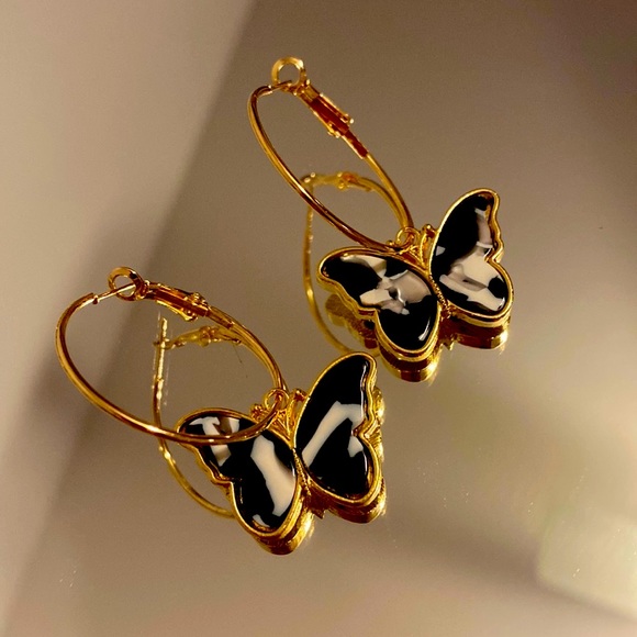 Jewelry - Butterfly charm hoop Earrings NWT